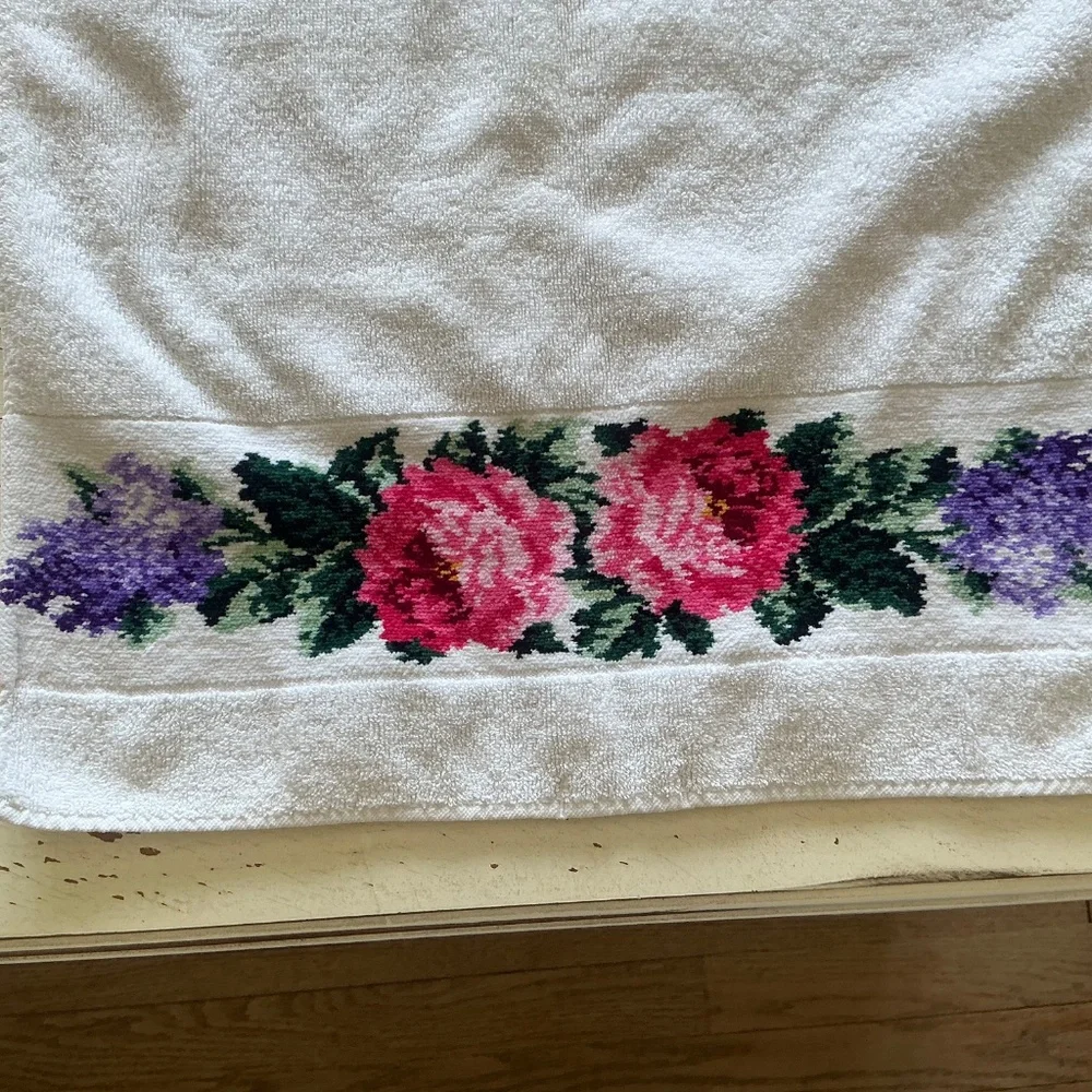 Vintage set of 2 Saks Fifth Avenue Floral Hand Towels